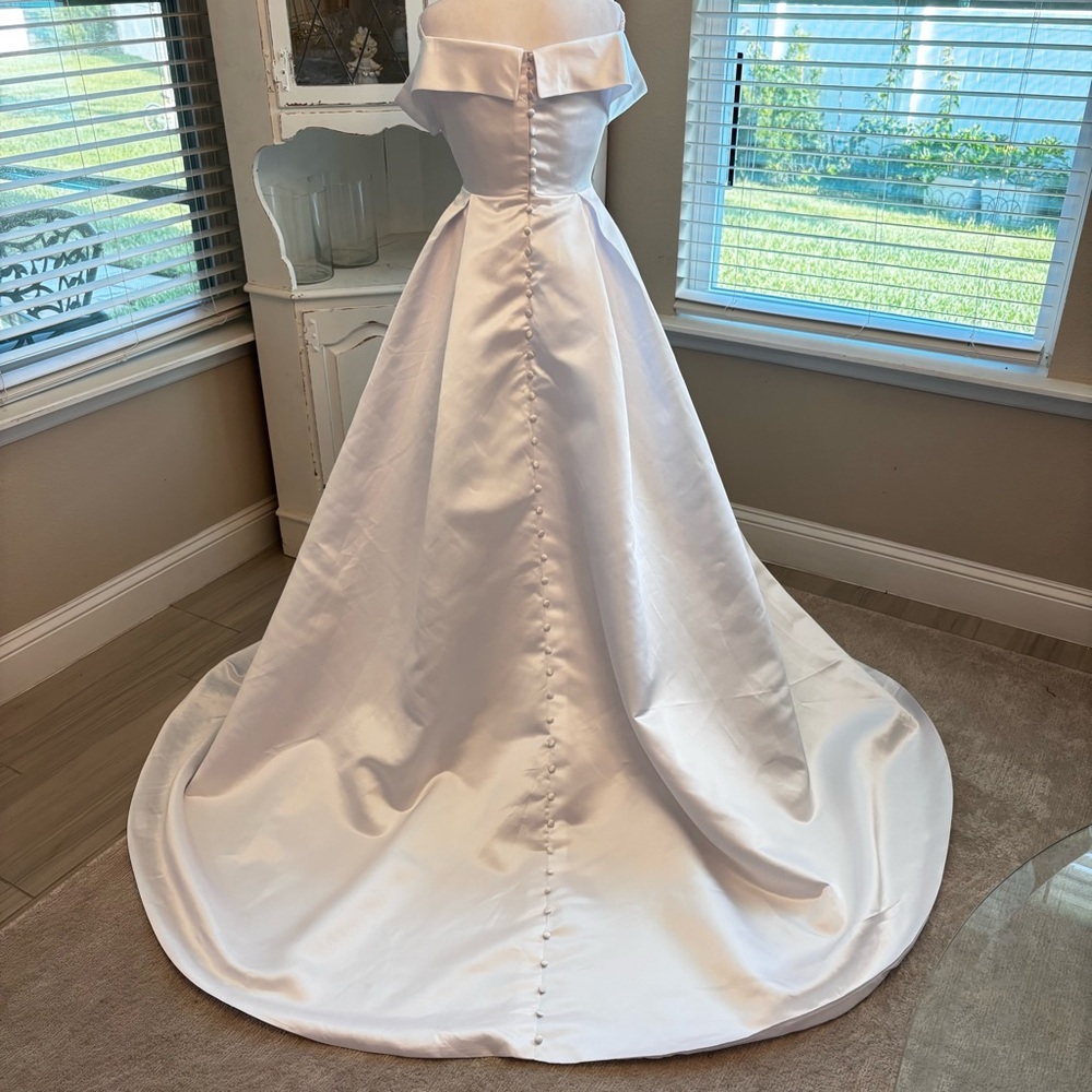 NEW Elegant White Wedding Dress, Satin Wedding Dress, Strapless, NWOT Size LG/12 - Picture 10 of 14